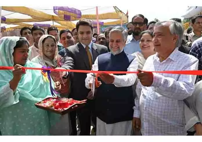 सांसद मियां अल्ताफ ने KVK Kulgam में मेगा किसान मेले का उद्घाटन किया सांसद मियां अल्ताफ ने KVK Kulgam में मेगा किसान मेले का उद्घाटन किया