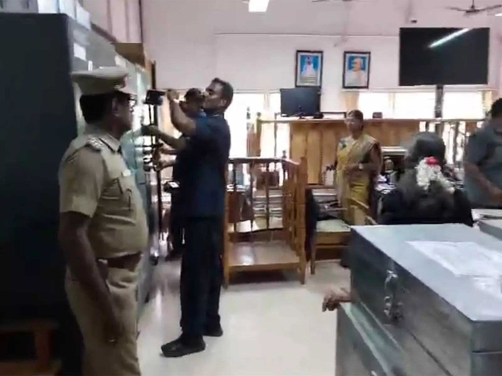 Tamil Nadu: मद्रास उच्च न्यायालय को बम से उड़ाने की धमकी वाला ईमेल मिला Tamil Nadu: मद्रास उच्च न्यायालय को बम से उड़ाने की धमकी वाला ईमेल मिला
