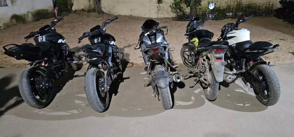 बाइक स्टंट और बिना नंबर प्लेट वाहनों पर सिविल लाइन पुलिस की बड़ी कार्रवाई बाइक स्टंट और बिना नंबर प्लेट वाहनों पर सिविल लाइन पुलिस की बड़ी कार्रवाई