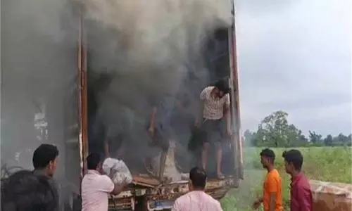 Uttarakhand: वाहन में अचानक लगी आग, मची अफरा-तफरी Uttarakhand: वाहन में अचानक लगी आग, मची अफरा-तफरी