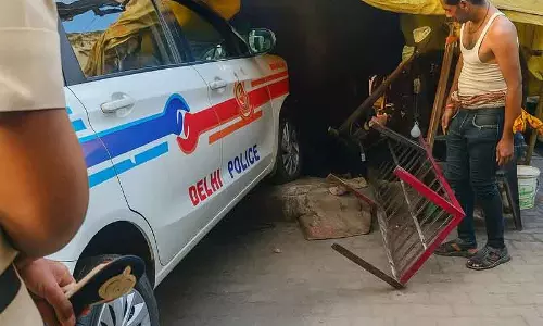 मध्य दिल्ली में पीसीआर वैन चाय की दुकान से टकराई, मालिक की मौत
