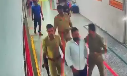 SSP की मां की तबीयत खराब हुई तो जिला अस्पताल से डॉक्टर को जबरन उठा ले गए पुलिसकर्मी, LIVE वीडियो... SSP की मां की तबीयत खराब हुई तो जिला अस्पताल से डॉक्टर को जबरन उठा ले गए पुलिसकर्मी, LIVE वीडियो...