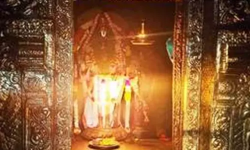 एक असामान्य घटना जिसमें सूर्य का प्रकाश करुवलुर करुणाकर पेरुमल पर पड़ता है