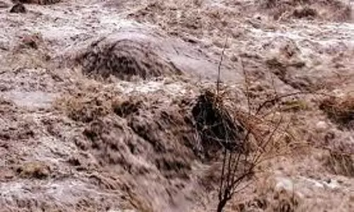 Kinnaur: बादल फटा, गाड़ियां बह गईं Kinnaur: बादल फटा, गाड़ियां बह गईं