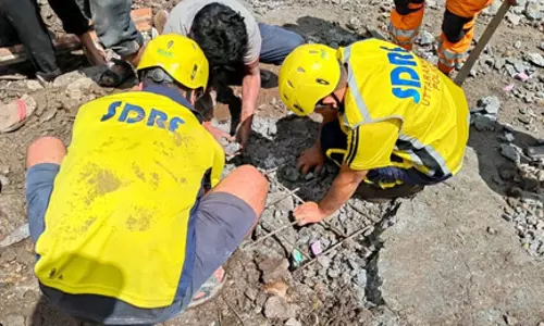 16 घंटे बाद मलबे से जिंदा निकाला गया शख्स, चमत्कारिक घटना चर्चा में