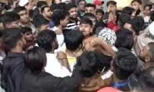Mumbai : iPhone 17 खरीदने के लिए लोगों के बीच हाथापाई