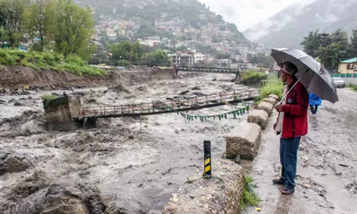 बादल फटने से भारी तबाही, बहे वाहन, घर-बगीचे तबाह बादल फटने से भारी तबाही, बहे वाहन, घर-बगीचे तबाह