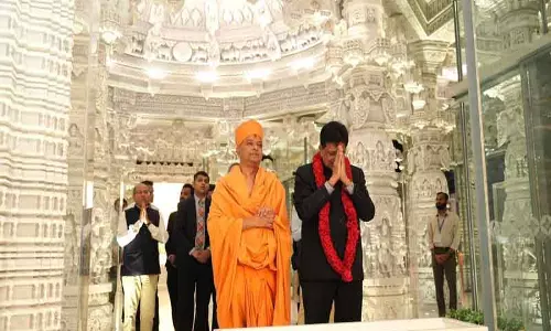 केंद्रीय मंत्री पीयूष गोयल ने अबू धाबी में बीएपीएस मंदिर का दौरा किया