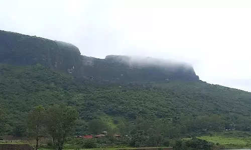Nashik : ब्रह्मगिरी के पास 300 फुट गहरी गोरक्षनाथ गुफा में गिरकर बुजुर्ग श्रद्धालु की मौत Nashik : ब्रह्मगिरी के पास 300 फुट गहरी गोरक्षनाथ गुफा में गिरकर बुजुर्ग श्रद्धालु की मौत