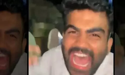 खरोरा रोड को बर्थडे बॉय ने किया जाम, केक काटा और दोस्त संग किया आतिशबाजी खरोरा रोड को बर्थडे बॉय ने किया जाम, केक काटा और दोस्त संग किया आतिशबाजी