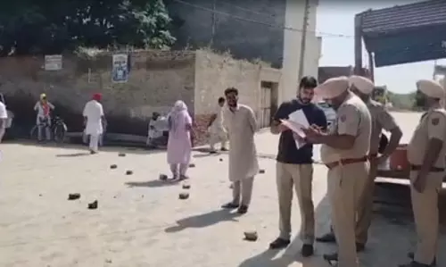 कटा बवाल, स्थिति को संभालने गई पुलिस पर हमला, बचाव में करनी पड़ी फायरिंग कटा बवाल, स्थिति को संभालने गई पुलिस पर हमला, बचाव में करनी पड़ी फायरिंग