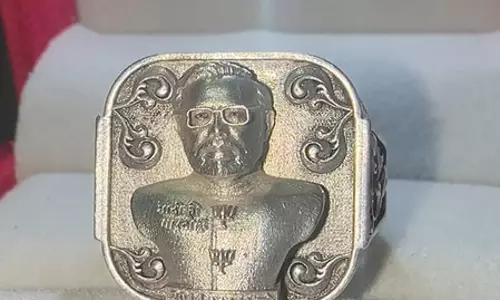 ज्वेलर ने बनाई पीएम मोदी की तस्वीर और कमल के निशान वाली खास अंगूठी