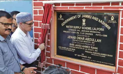 पर्यटन स्थल खोलें या पर्यटन को बढ़ावा देना बंद करें: सीएम उमर अब्दुल्ला पर्यटन स्थल खोलें या पर्यटन को बढ़ावा देना बंद करें: सीएम उमर अब्दुल्ला
