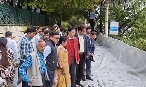 नैनीताल में भारी बारिश से माल रोड का एक हिस्सा धंसा, सीएम के सचिव ने किया निरीक्षण