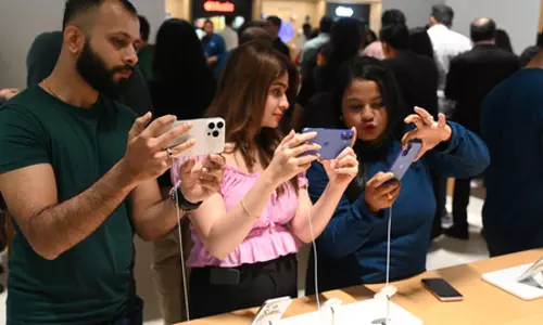 iPhone 17: पितृ पक्ष में आईफोन-17 खरीदने की दीवानगी, युवाओं के लिए धार्मिक मान्यताएं मिथक
