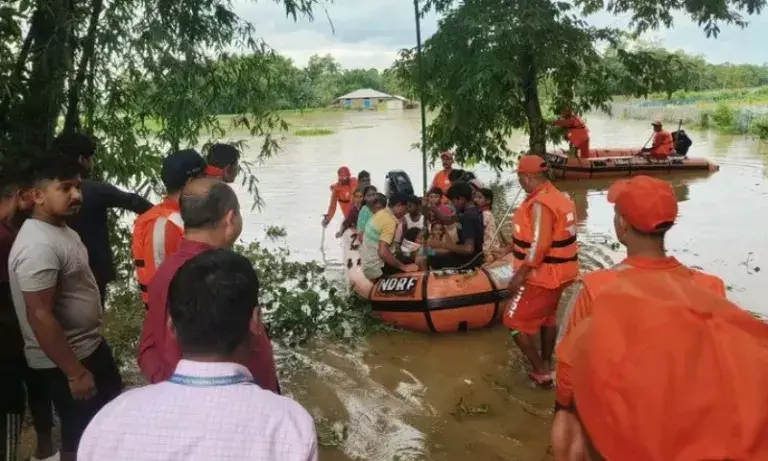 Assam floods: दूसरी लहर की मार, पांच जिलों में 50,000 लोग प्रभावित Assam floods: दूसरी लहर की मार, पांच जिलों में 50,000 लोग प्रभावित