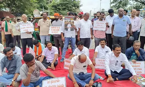 धूल और गंदगी से निजात दिलाने में सरकार की विफलता: चंदापुर निवासियों का विरोध प्रदर्शन धूल और गंदगी से निजात दिलाने में सरकार की विफलता: चंदापुर निवासियों का विरोध प्रदर्शन