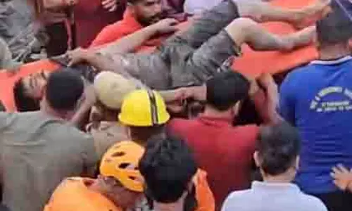 Uttarakhand: चमोली में बादल फटने की घटना, दो लोग मलबे से निकाले गए Uttarakhand: चमोली में बादल फटने की घटना, दो लोग मलबे से निकाले गए