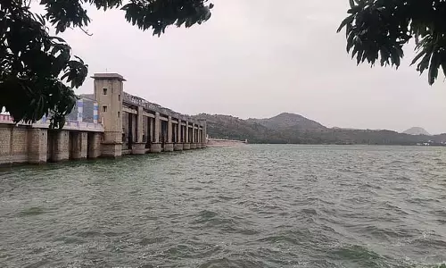कृष्णागिरी बांध से पानी छोड़ा गया: 3 जिलों में बाढ़ की चेतावनी जारी कृष्णागिरी बांध से पानी छोड़ा गया: 3 जिलों में बाढ़ की चेतावनी जारी