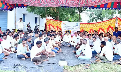 मांगों की पूर्ति की मांग को लेकर KSPDCL कर्मचारियों का प्रदर्शन मांगों की पूर्ति की मांग को लेकर KSPDCL कर्मचारियों का प्रदर्शन