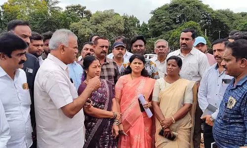 MLA केवाई नानजेगौड़ा ने मालूर बस स्टेशन का दौरा किया MLA केवाई नानजेगौड़ा ने मालूर बस स्टेशन का दौरा किया