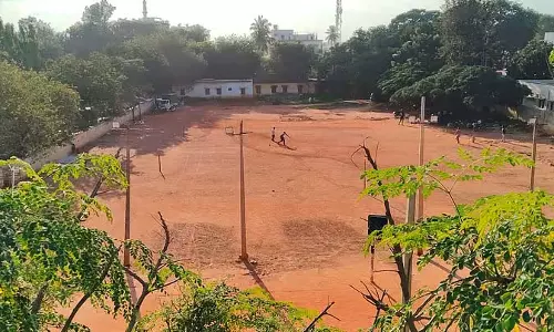 खेल के मैदान पर अस्थायी बस स्टॉप: जनता का विरोध खेल के मैदान पर अस्थायी बस स्टॉप: जनता का विरोध