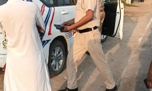 Sirsa में महिला ने परित्यक्त नवजात बच्ची को बचाया, गोद लेना चाहती है Sirsa में महिला ने परित्यक्त नवजात बच्ची को बचाया, गोद लेना चाहती है