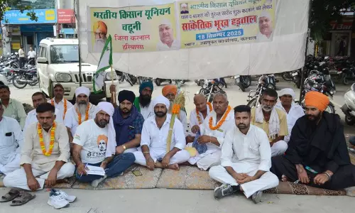 Haryana : किसानों ने धान और बाजरे की जल्द खरीद की मांग को लेकर धरना दिया