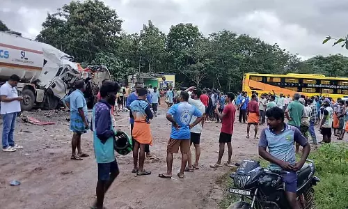 बस-टैंकर टक्कर: दो की मौत, 9 गंभीर रूप से घायल