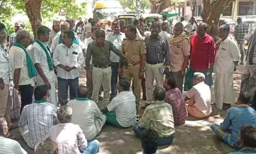 Mayiladuthurai के किसानों ने खरीद प्रक्रिया में देरी का विरोध किया Mayiladuthurai के किसानों ने खरीद प्रक्रिया में देरी का विरोध किया