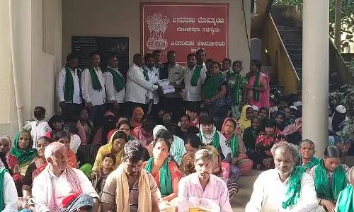 माइक्रोफाइनेंस संकट: सांसद कार्यालय के सामने विरोध प्रदर्शन माइक्रोफाइनेंस संकट: सांसद कार्यालय के सामने विरोध प्रदर्शन