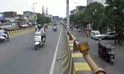 Ghaziabad: ठाकुरद्वारा फ्लाईओवर से बाइक सवार 4 युवक गिरे