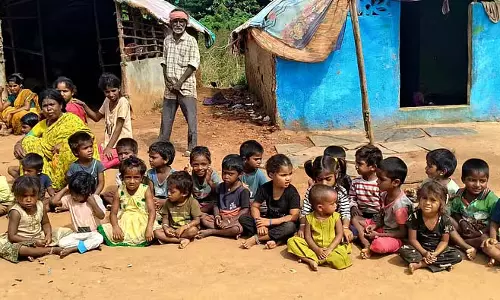 चिन्नारीगिला में आंगनवाड़ी नहीं है: खुले में खेलना और पढ़ाई