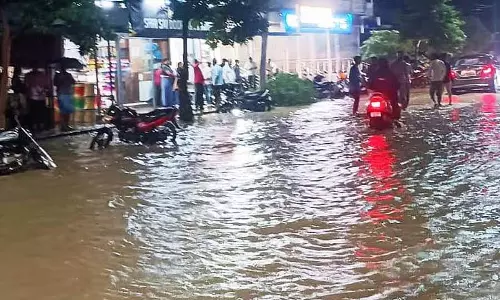 Talikot : बाढ़ में फंसे व्यक्ति को बचाया गया, यातायात बंद