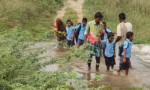 Lingasugur : छात्र प्रतिदिन आवागमन के लिए नदी पार करते हैं
