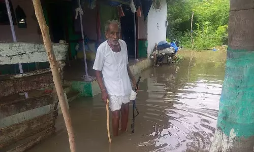 Raichur : गौदुर के होसागुड्डा गांव में बाढ़ से घिरी नालियां