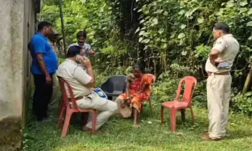 Balasore: घरेलू झगड़े के बाद व्यक्ति ने पत्नी का सिर काटा Balasore: घरेलू झगड़े के बाद व्यक्ति ने पत्नी का सिर काटा