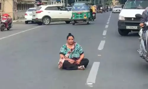 अजीबोगरीब घटना, 2 पानीपुरी कम मिली तो धरने पर बैठ गई महिला, VIDEO वायरल अजीबोगरीब घटना, 2 पानीपुरी कम मिली तो धरने पर बैठ गई महिला, VIDEO वायरल