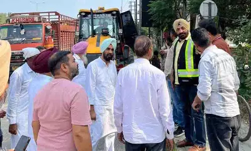 निवासियों के विरोध के बाद Sahnewal सर्विस लेन की रीकारपेटिंग शुरू निवासियों के विरोध के बाद Sahnewal सर्विस लेन की रीकारपेटिंग शुरू