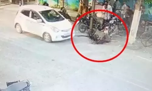 CG BREAKING: बेकाबू कार ने दो छात्राओं को मारी टक्कर, देखें VIDEO... CG BREAKING: बेकाबू कार ने दो छात्राओं को मारी टक्कर, देखें VIDEO...