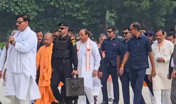 Greater Noida: सीएम योगी करेंगे ट्रेड शो की तैयारियों की जांच