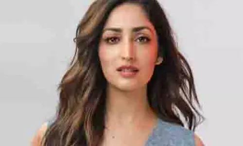 Yami Gautam: फ्लाइट में फैन संग खास मुलाकात Yami Gautam: फ्लाइट में फैन संग खास मुलाकात