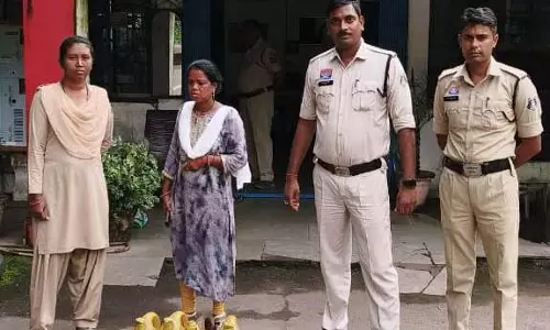 महिला को पुलिस ने 20 लीटर महुआ शराब के साथ पकड़ा महिला को पुलिस ने 20 लीटर महुआ शराब के साथ पकड़ा