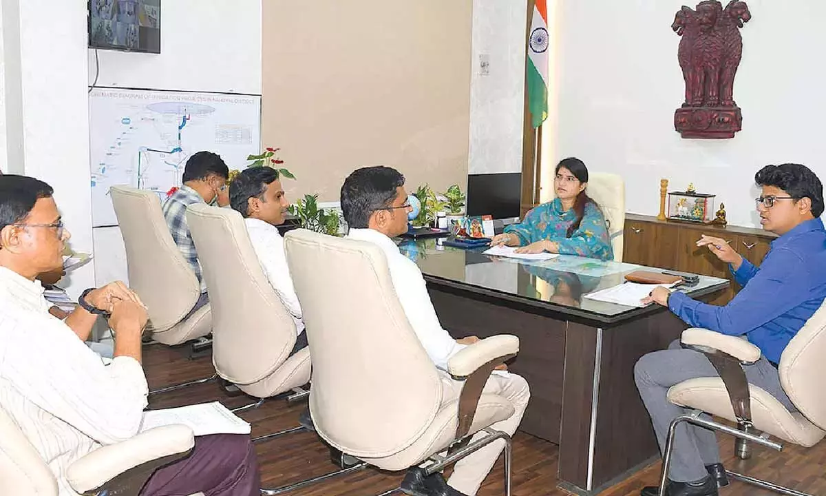 लंबित भूमि अधिग्रहण के मुद्दों को जल्द सुलझाएं: कलेक्टर ने बाबुओं से कहा