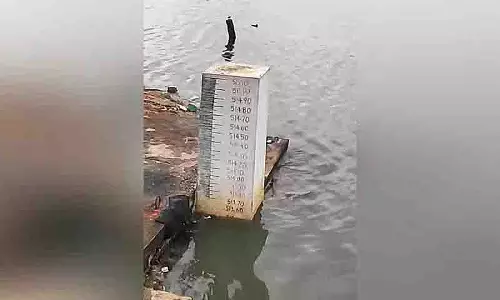 Hyderabad: बारिश के बीच हुसैन सागर उफान पर, जलस्तर बढ़ता जा रहा Hyderabad: बारिश के बीच हुसैन सागर उफान पर, जलस्तर बढ़ता जा रहा