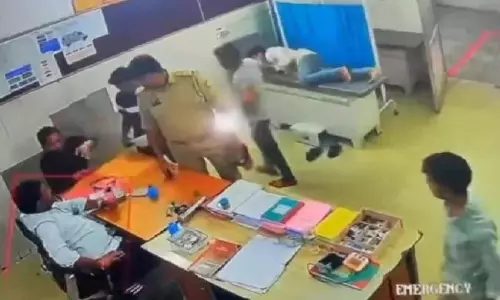 Etawah: पुलिस ने डॉक्टर को इमरजेंसी से उठाया, SSP का दबाव