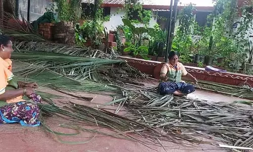 Karnataka : नगर निगम कर्मचारियों द्वारा बनाई गई झाड़ू