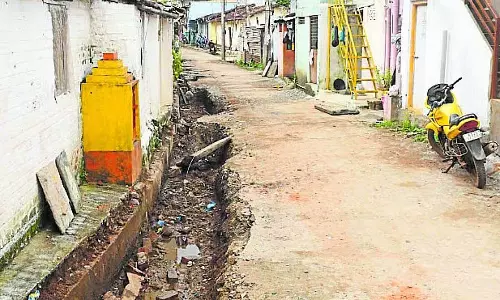 Dharwad : पक्की सड़क तो है, लेकिन जल निकासी की समस्या हल नहीं हुई Dharwad : पक्की सड़क तो है, लेकिन जल निकासी की समस्या हल नहीं हुई
