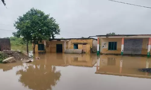 भारी बारिश के कारण स्कूल परिसर में पानी भर गया: छुट्टी घोषित