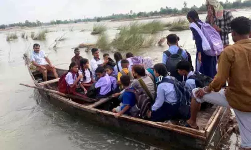 Mand क्षेत्र में स्कूली बच्चों ने उफनती ब्यास नदी का सामना किया Mand क्षेत्र में स्कूली बच्चों ने उफनती ब्यास नदी का सामना किया